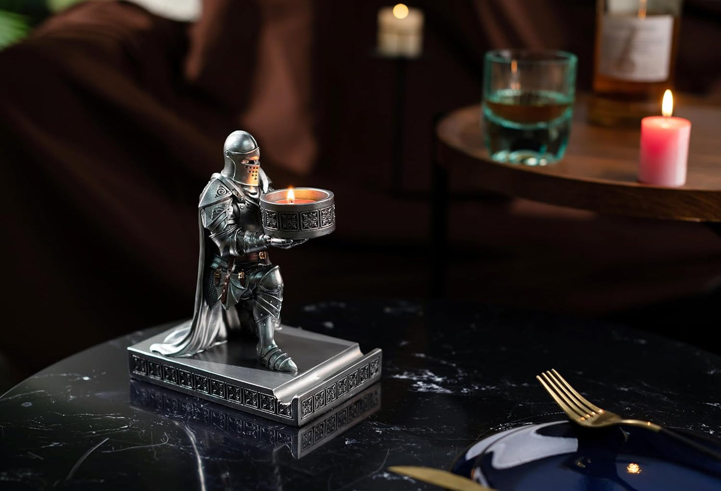 King's Guard Kneeling Knight Candlestick Holders Resin Posture TeaLight Holder Warrior Mobile Phone Stand Pen Holder Candle Holder for Restaurant, Altar, Home Table(Silver)