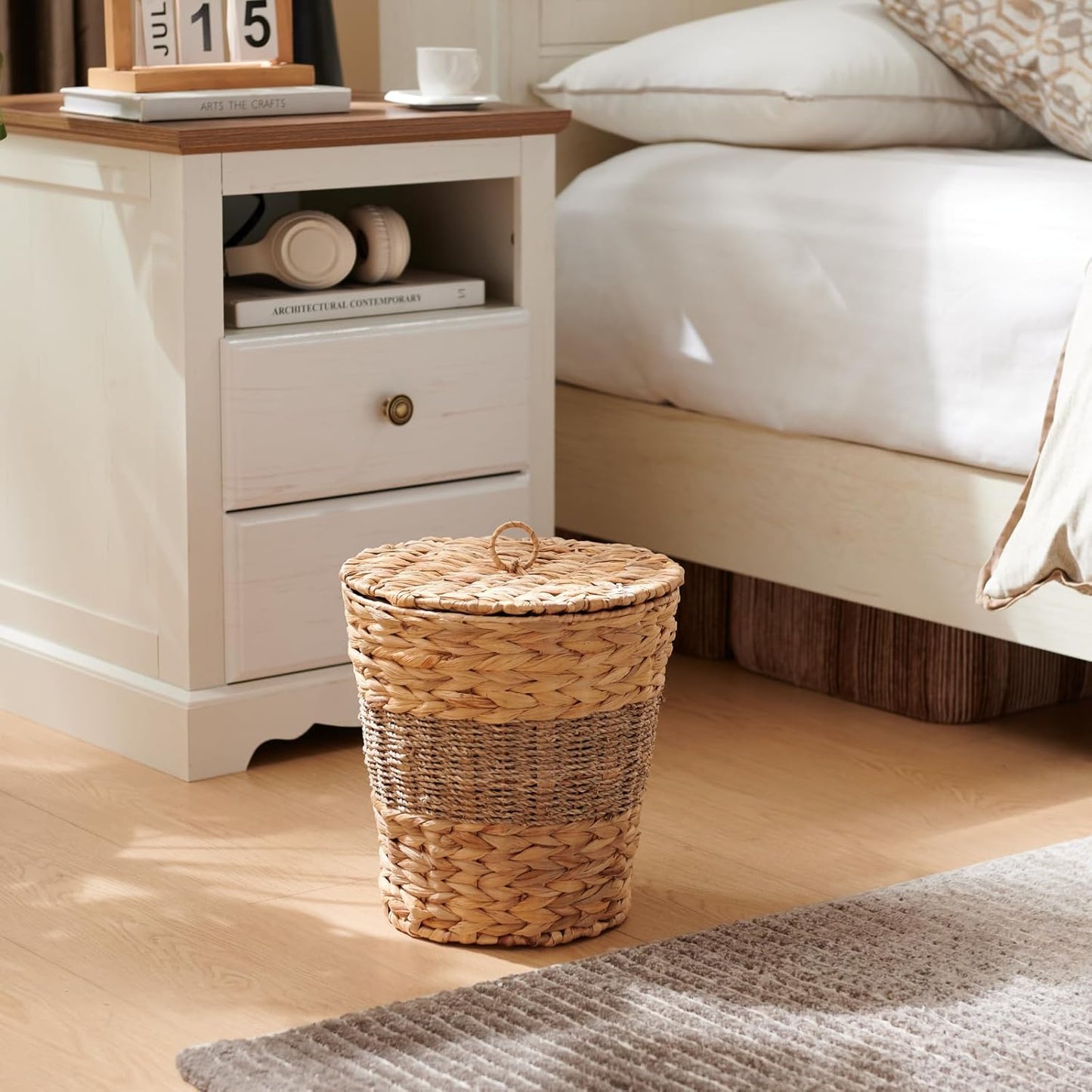 YANGQIHOME Wicker Trash Can with Lid - Water Hyacinth & Seagrass Garbage Can - Handwoven Wicker Waste Basket for Bathroom, Bedroom, Office, Living Room, Laundry Room - 3.8 Gallon