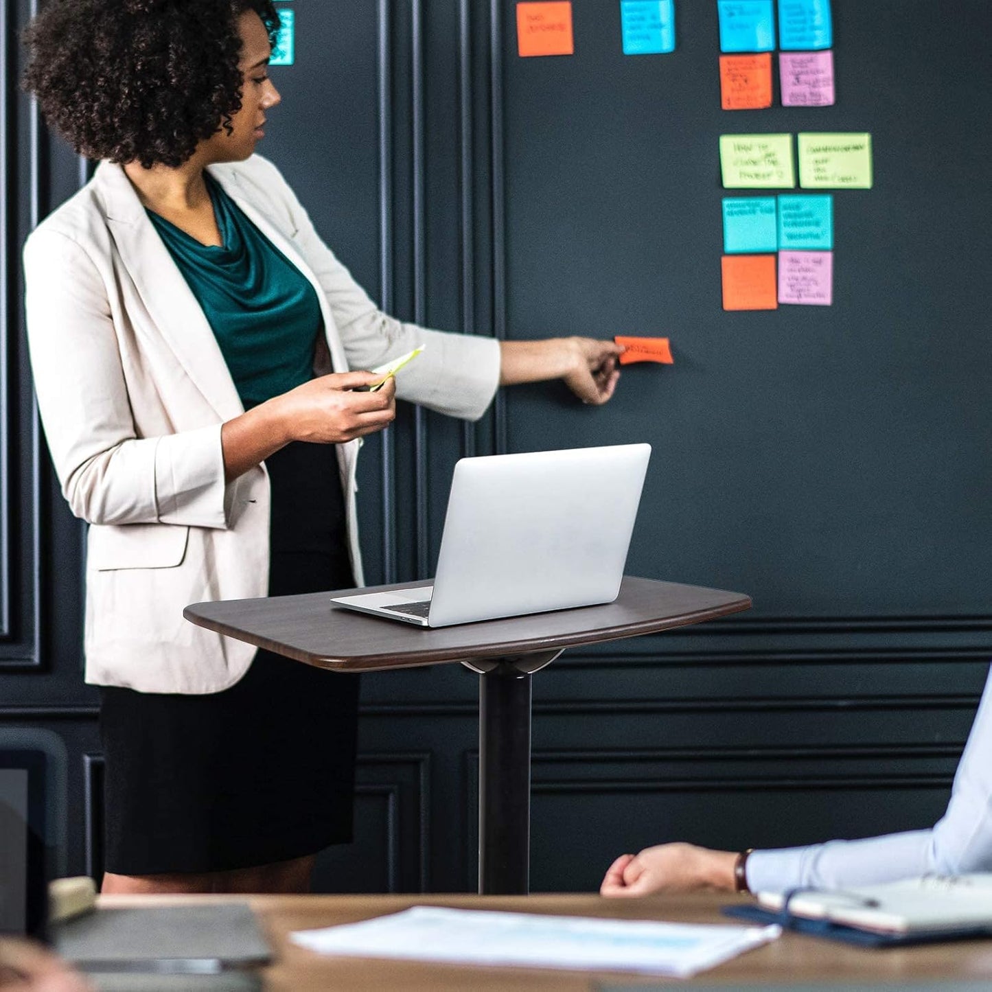 Mobile Standing Desk,Pneumatic Height Adjustable Laptop Desk, Mobile Laptop Desk with Wheels, Height Adjustable from 29.5'' to 47'',Black